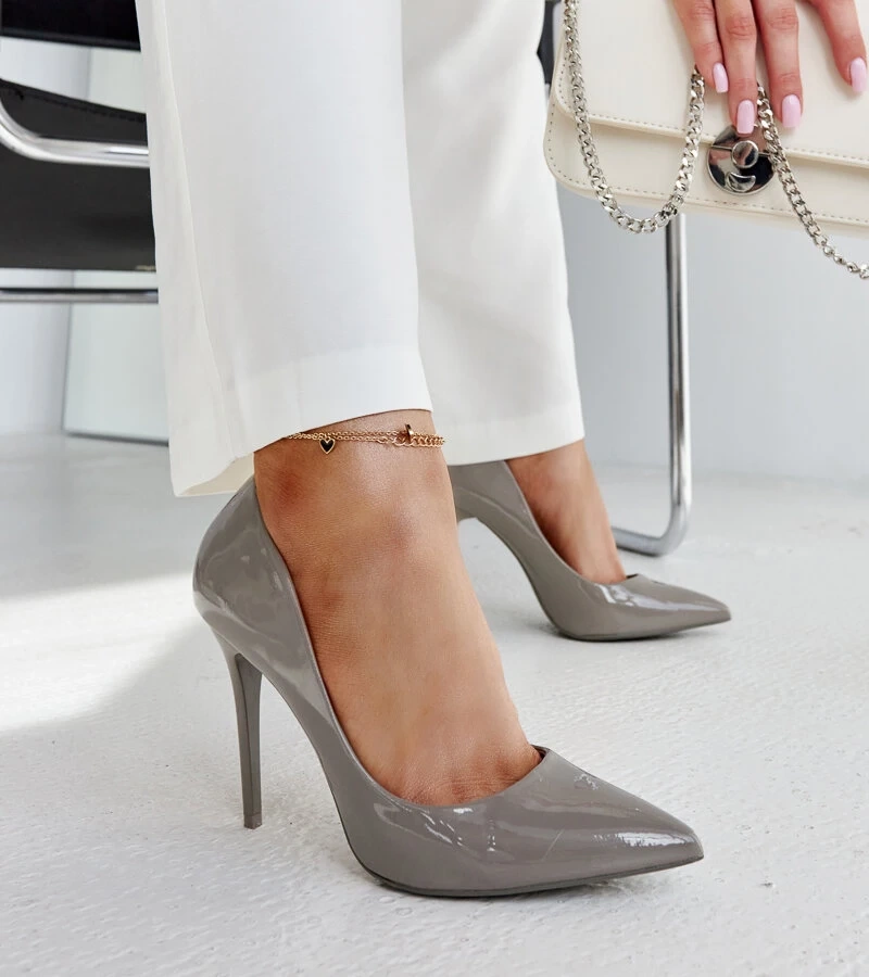 Tmavosivé lakované štítky s koženou vložkou Jadoin