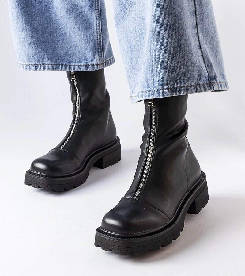 Čierne pevné čižmy na zips od spoločnosti Scura