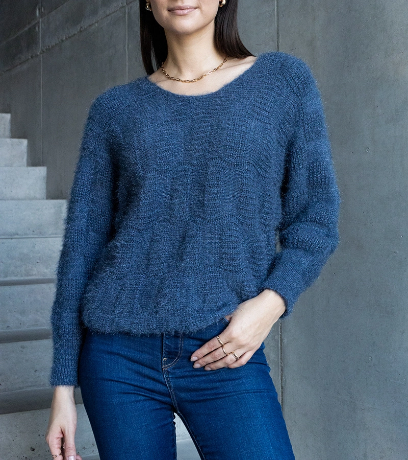 Granátový sveter s výstrihom Neveri.