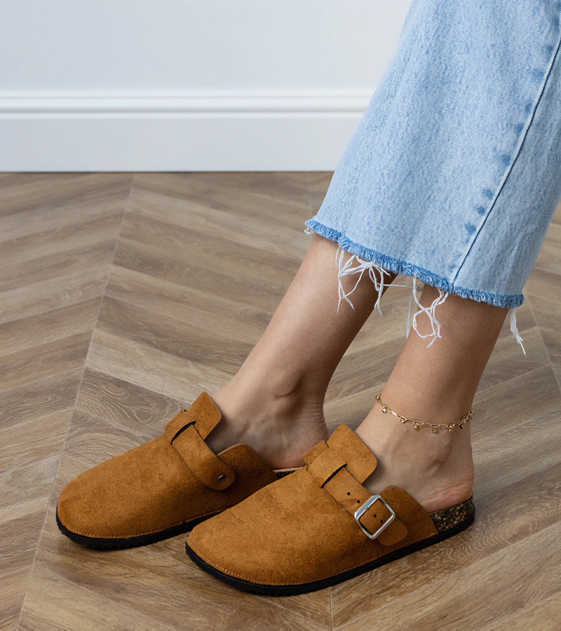 Hnedé šľapky uzavreté na korkovej podrážke Lerins