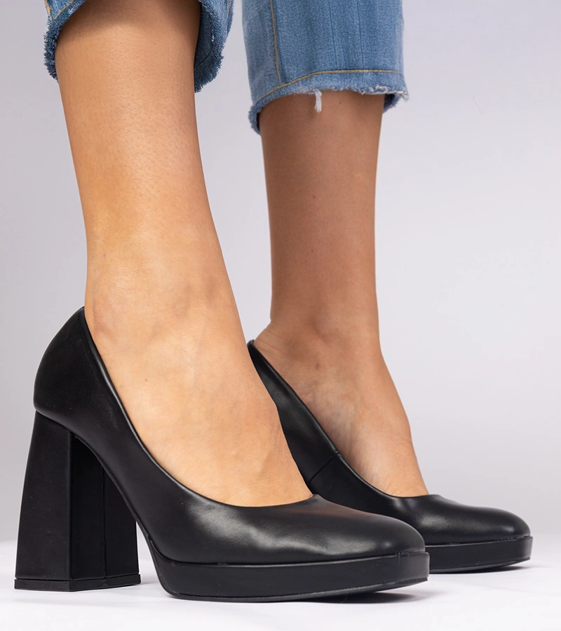 Čierne lodičky na masívnom podpätku so štvorcovou špičkou Irenois