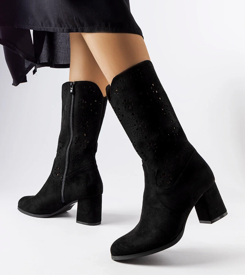 Čierne ažurové čižmy na podpätku od Vergiate