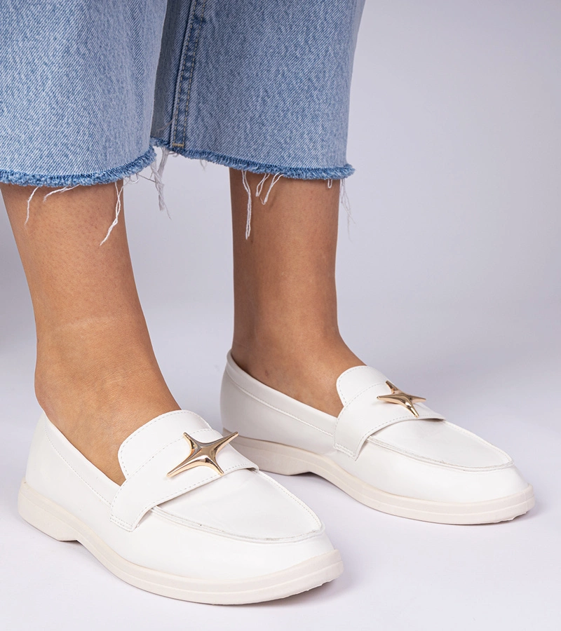 Biele dámske mokasíny so zlatou ozdobou Senna