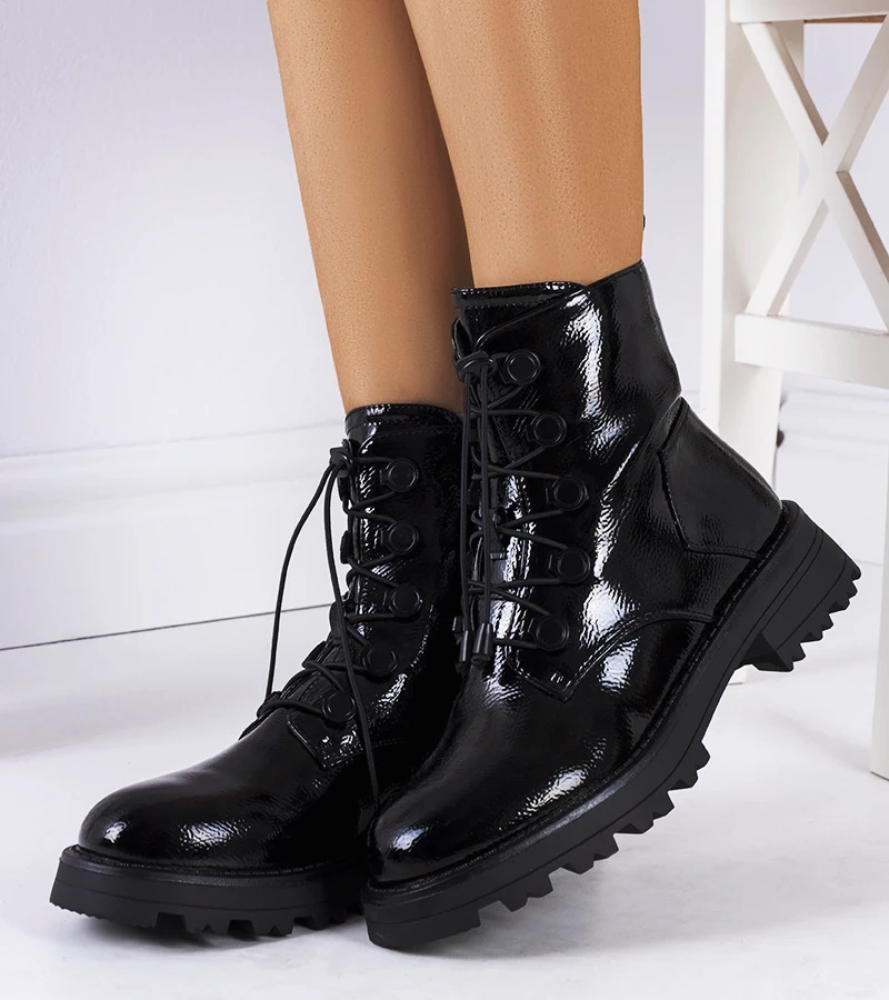 Čierna botki lakovaná Cesterfield