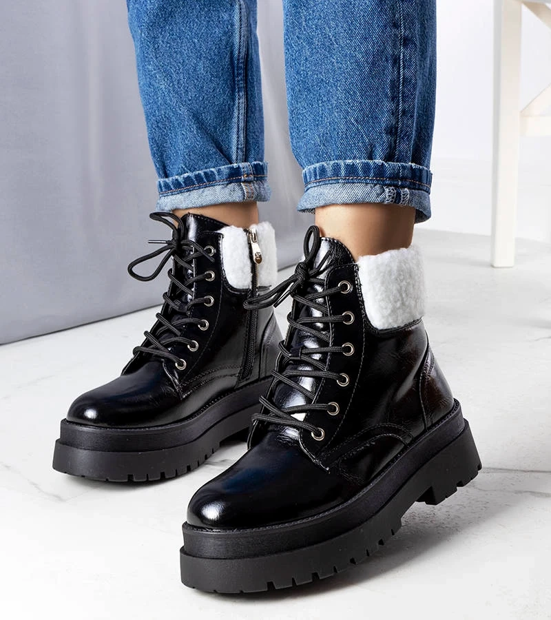 Čierne zateplené čižmy z ovčej kože od spoločnosti Bryas