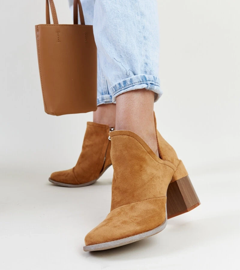 Hnedé členkové topánky s výrezom na podpätku Brankka