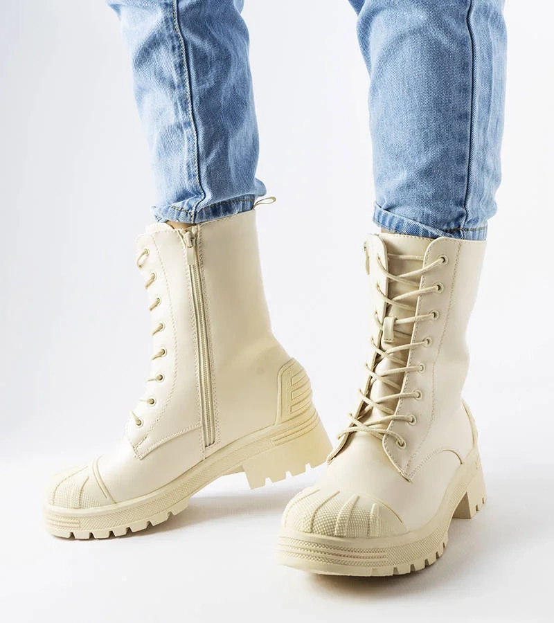 Svetlé béžové čižmy na hrubšej podrážke od značky Manara