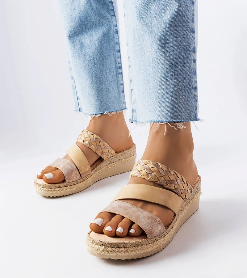 Bostonské béžové žabky na podpätkoch