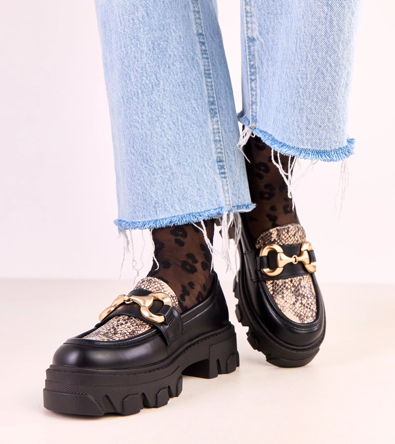 Čierne mokasíny s motívom hadej kože a zlatou ozdobou Ruben