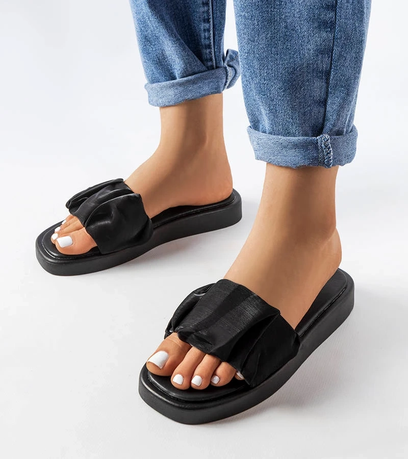 Čierne žabky zdobené Boulevardským záhybom