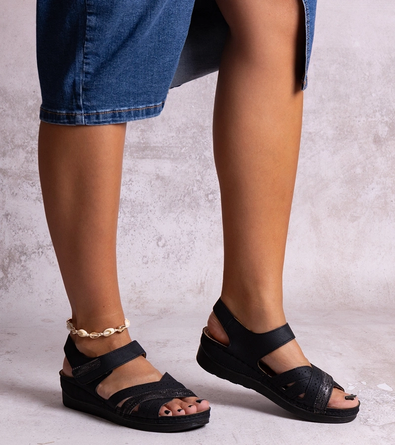 Čierne sandále na nízkom platforme Areja