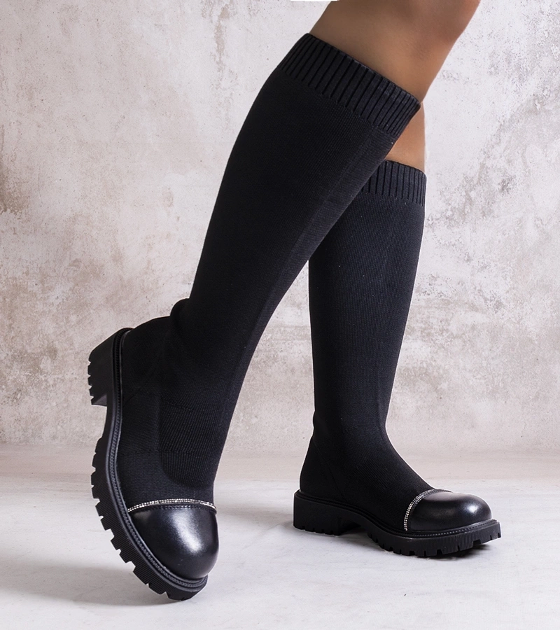 Čierne čižmy zdobené zirkónmi Sayega.