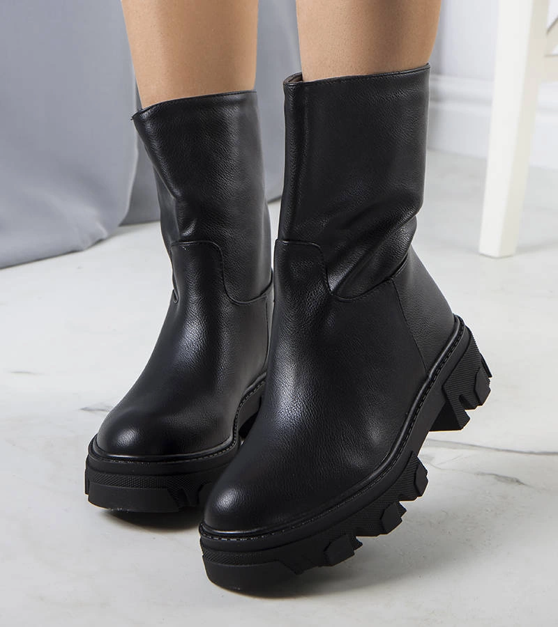 Čierna botki izolovaná Nasidi