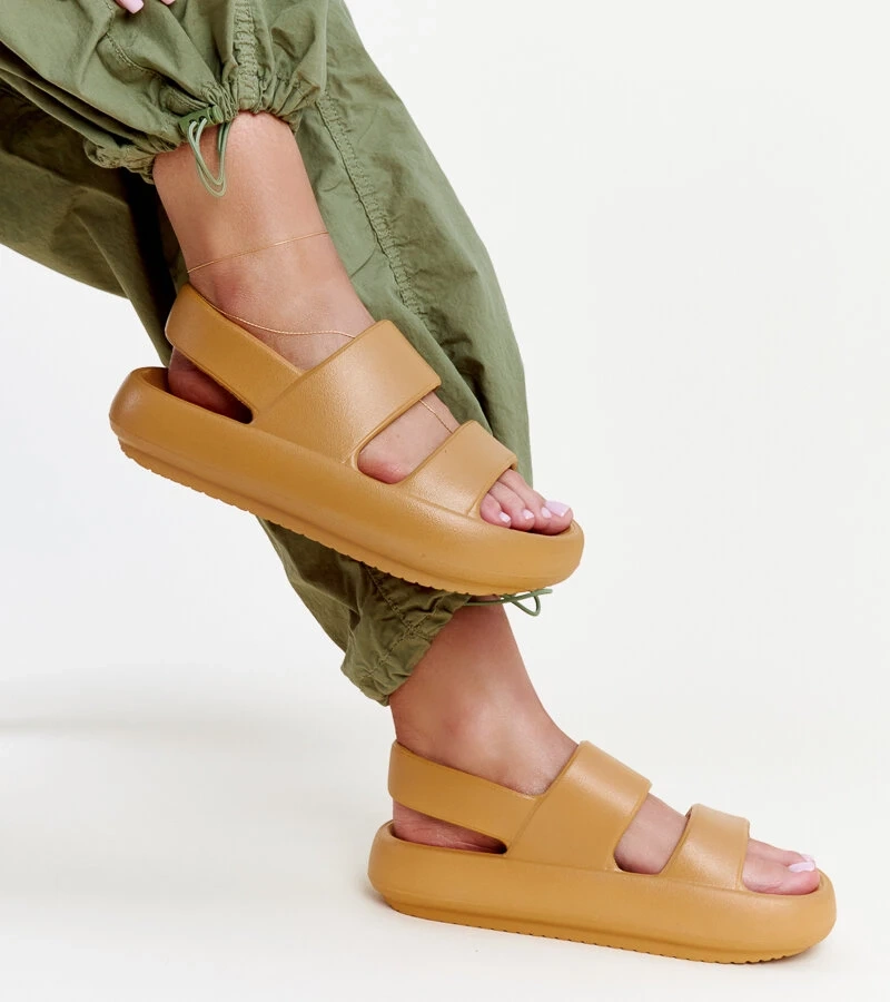 Hnedé sandále Attiana