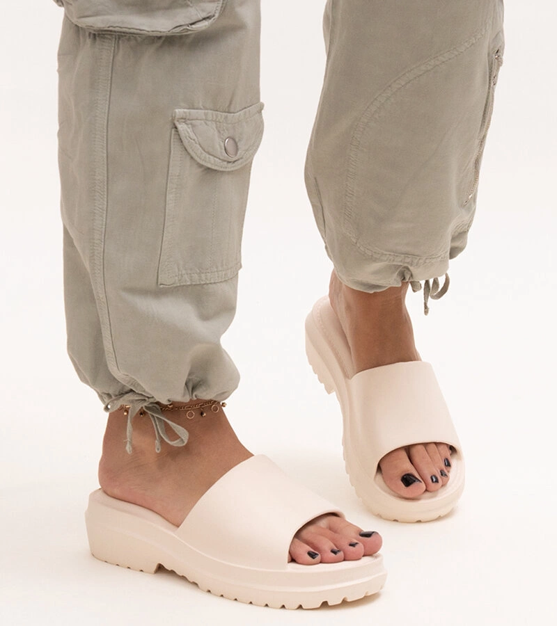 Bežové šľapky na hrubej podrážke Soiza