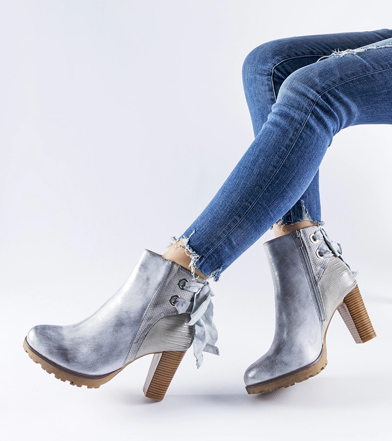 Strieborné čižmy na stĺpe Bourgeois