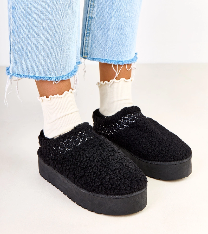 Čierne nízke snehule na platforme Royana