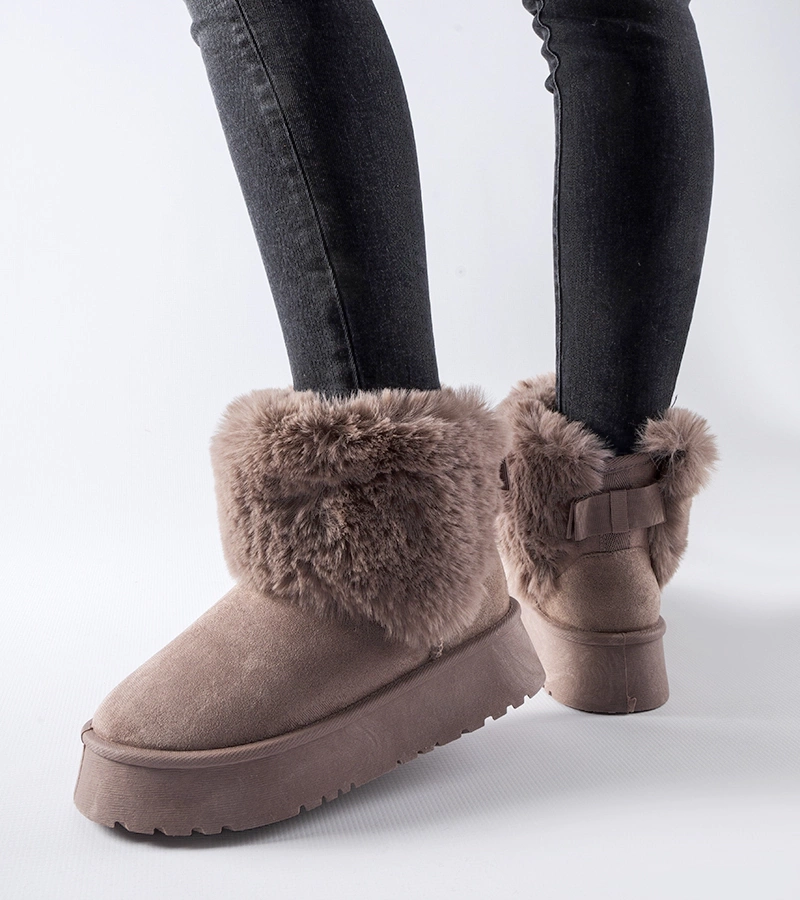 Fialové snehule zdobené kožušinou Adelfia