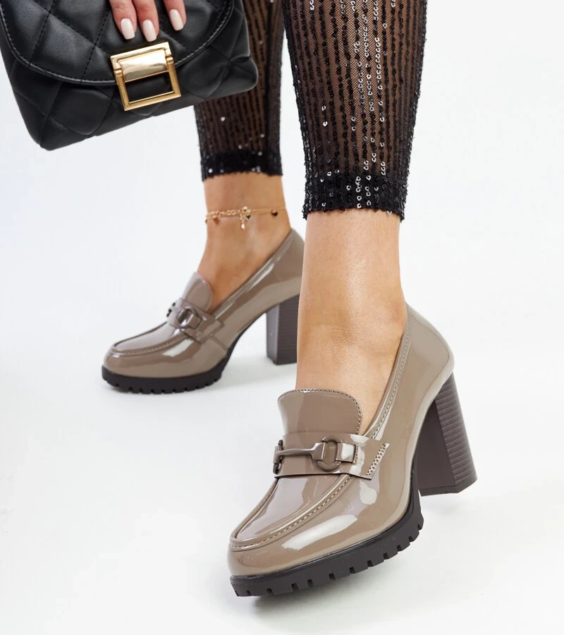 Sivé lakované poltopánky na stĺpiku od Giacoma