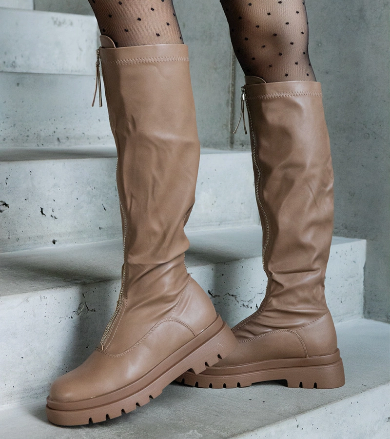 Hnedé čižmy z eko kože na plochom opätku zdobené zipsom Hala