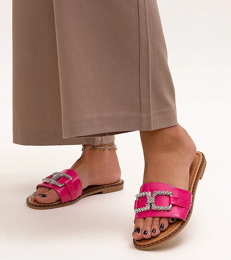 Tmavoružové žabky s ozdobnou sponkou od Rochaela