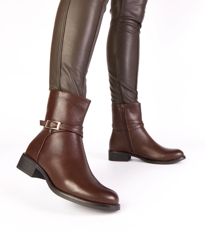 Hnedé členkové topánky s prackou a zámkom Zema