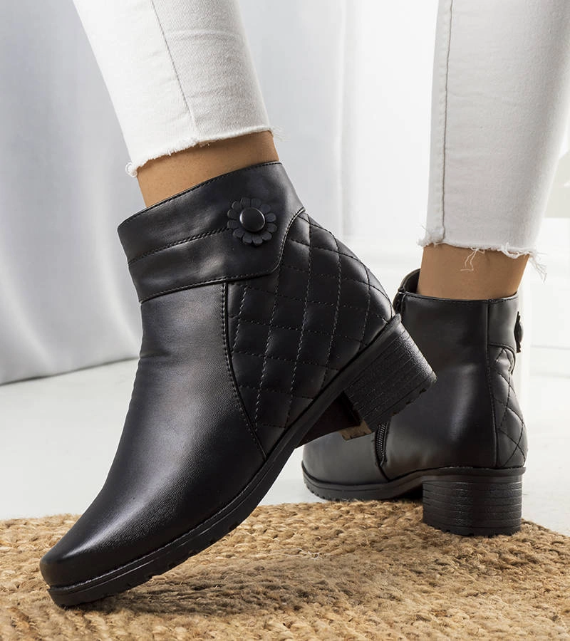 Čierny botki izolovaný Larry