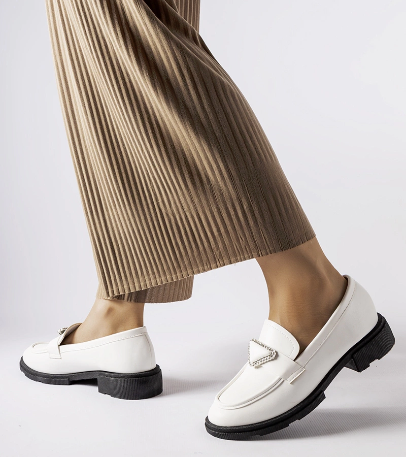 Biele mokasíny zdobené zirkónmi Marsilius