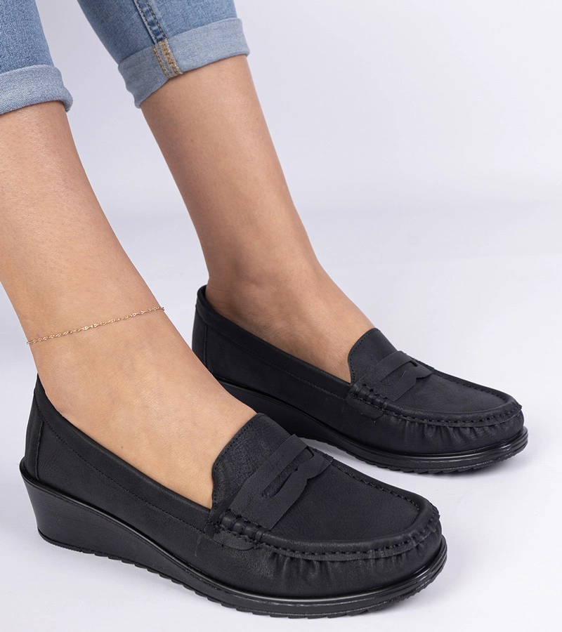 Čierne dámske mokasíny na klinovom podpätku Zorani