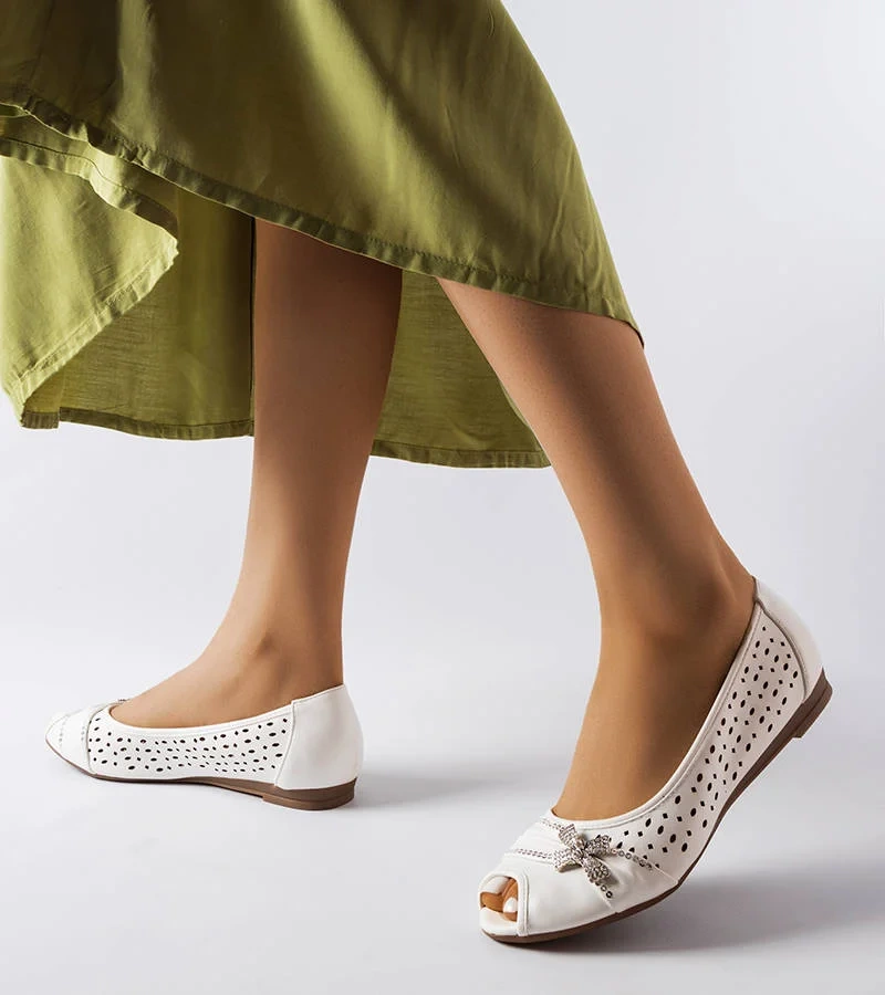 Ažurové biele balerínky s mašľou Simpsville