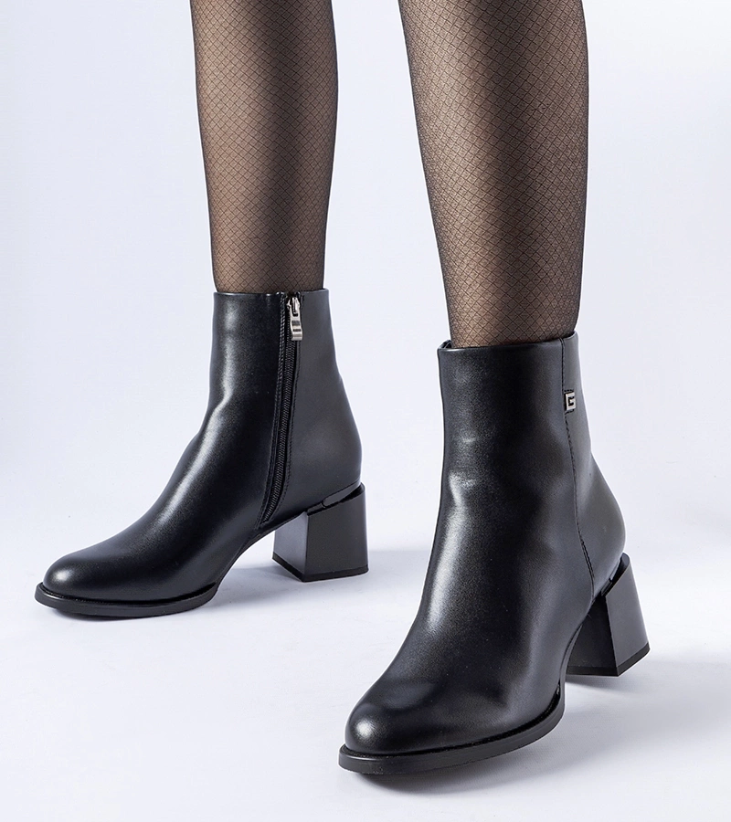 Čierne zateplené topánky na podpätku Fleurette