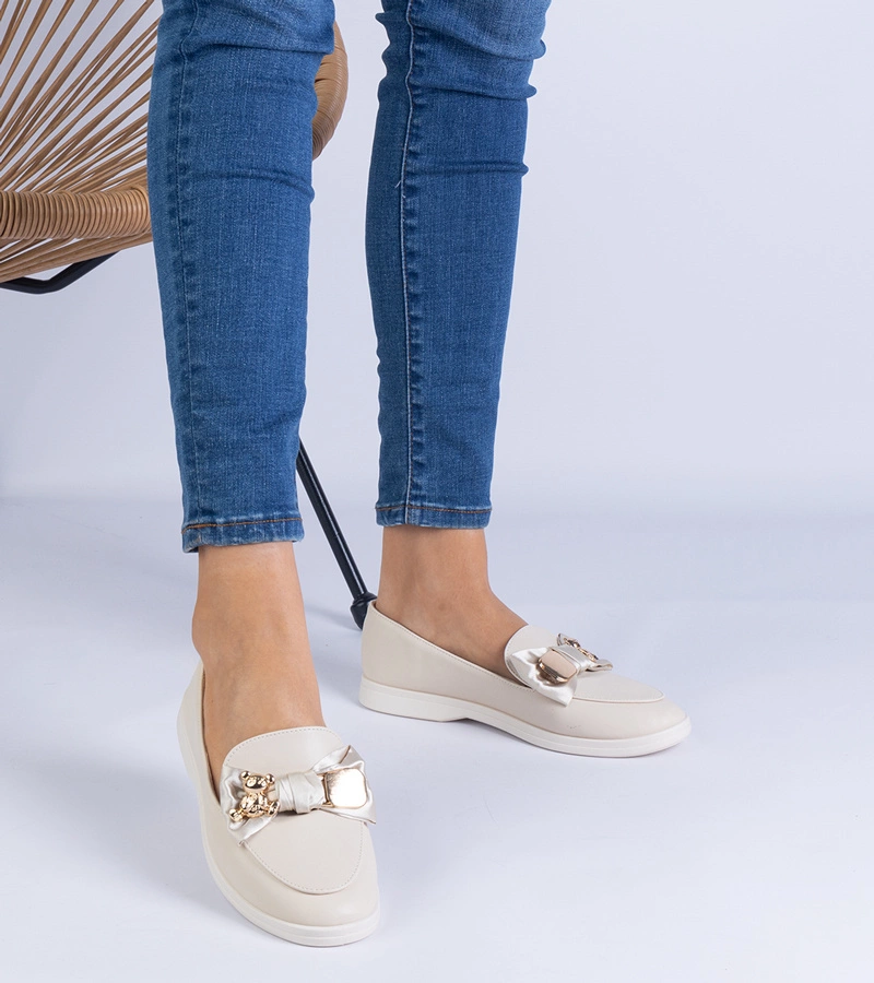 Béžové mokasíny zdobené mašľou a zlatým medvedíkom Nensi