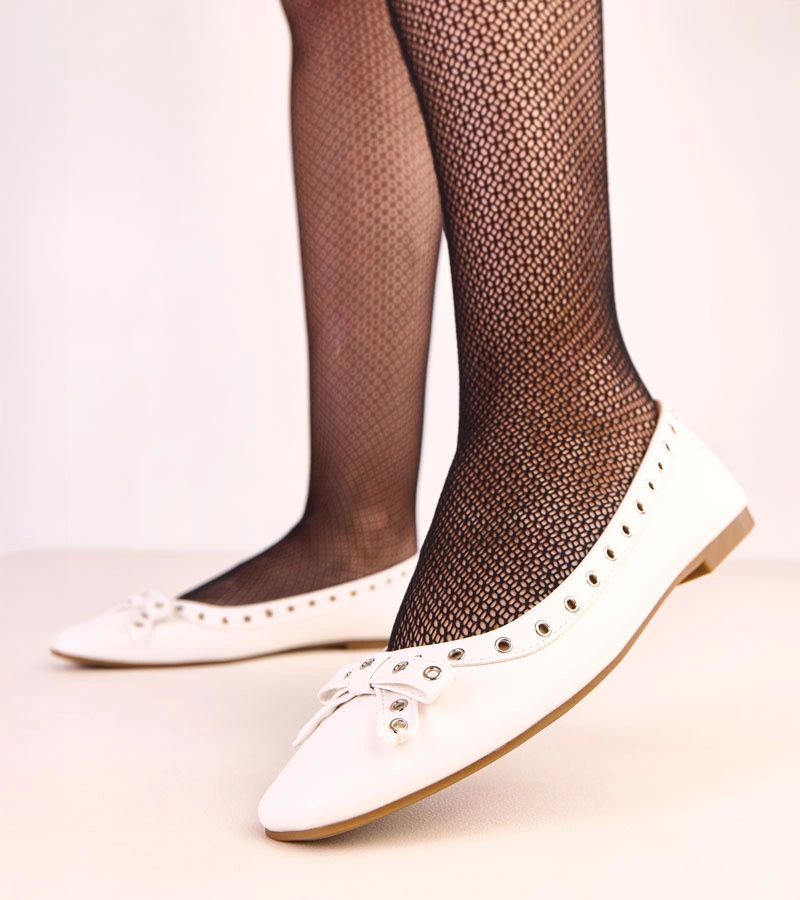 Biele balerínky s ozdobnými očkami a mašličkou Baisa