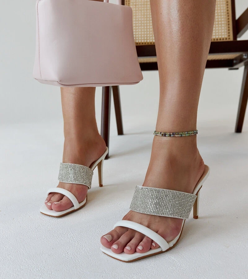 Biele sandále na podpätku zdobené zirkónmi Adiam