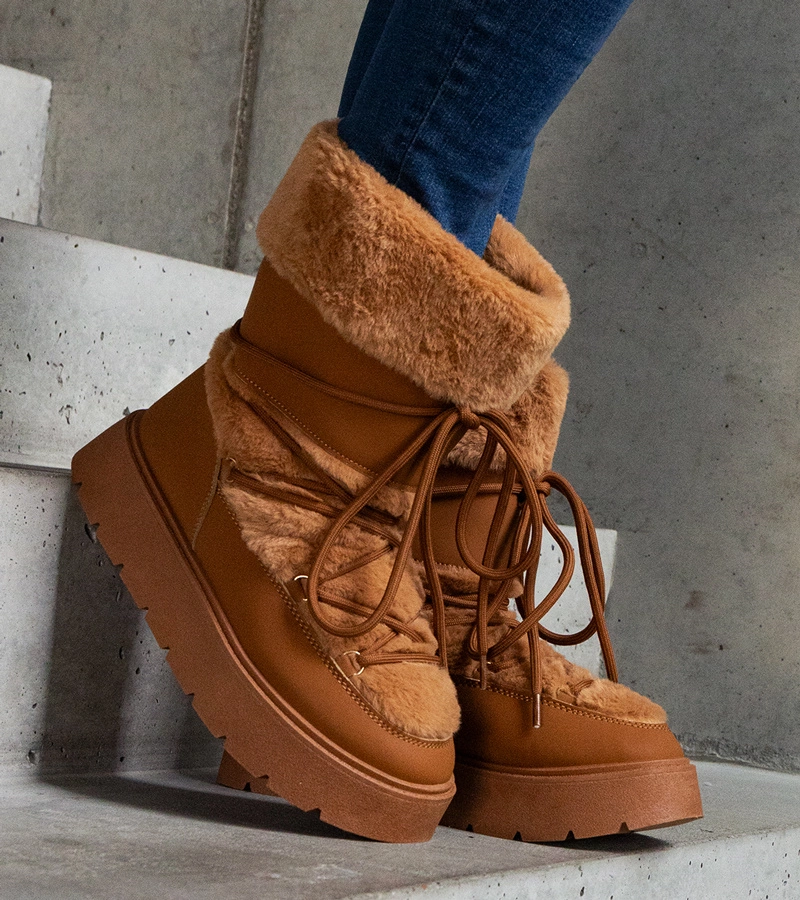 Hnedé zateplené šnurovacie snehule zdobené kožušinou Istiss