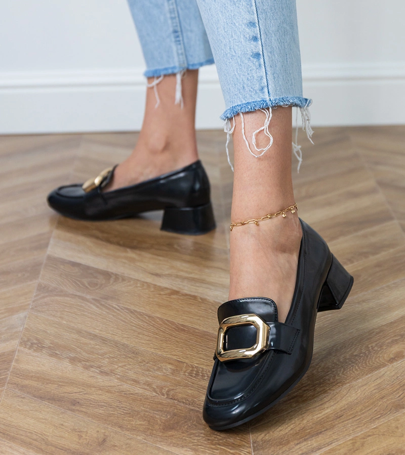 Čierne dámske poltopánky na nízkom opätku so zlatou ozdobou Mareda