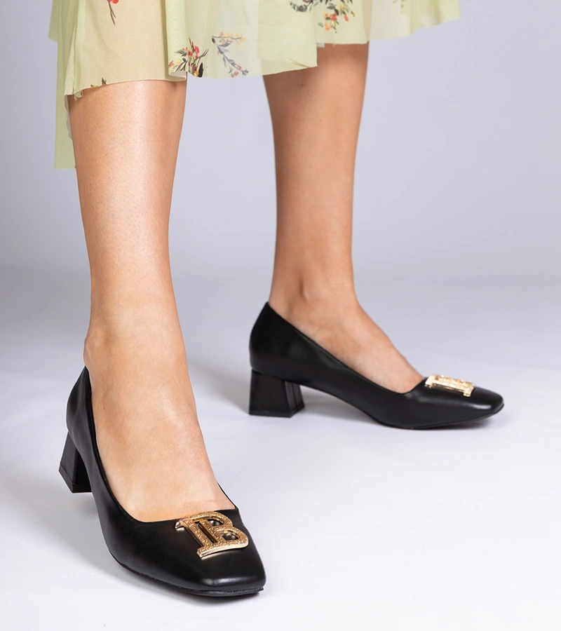 Čierne lodičky na nízkom podpätku so zlatou ozdobou Kessadi