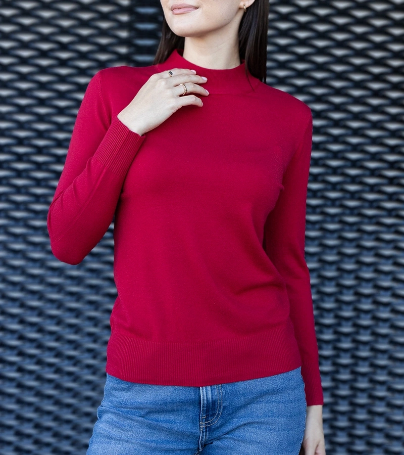 Červený klasický sveter vo voľnom strihu Essana.