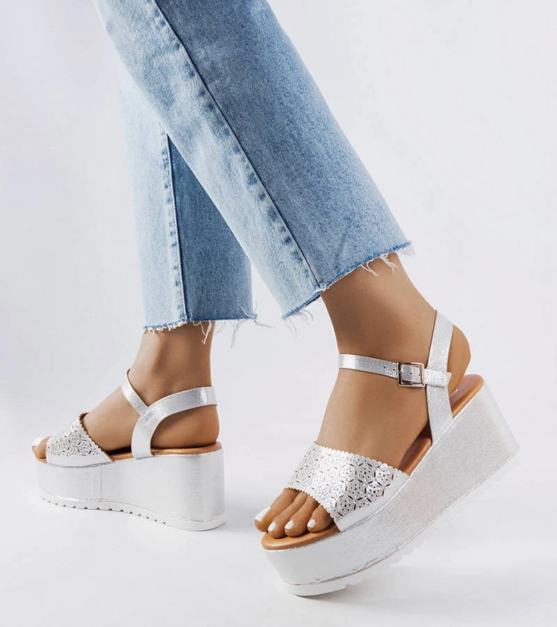 Strieborné ažurové sandále na platforme od spoločnosti Stockton