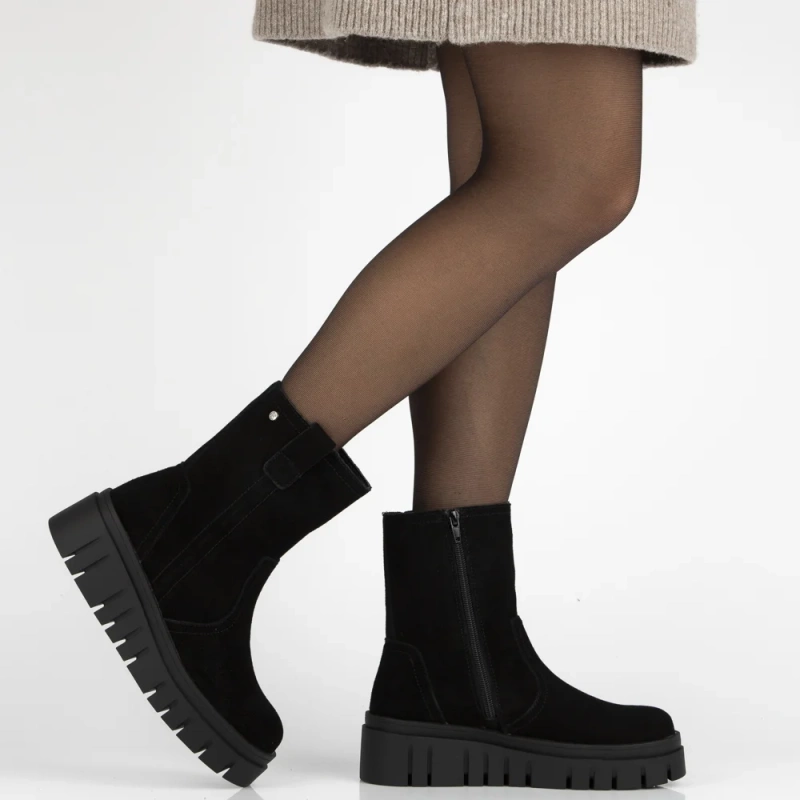 Čierne členkové čižmy z prírodného semišu na ľahkom klinovom podpätku Richa