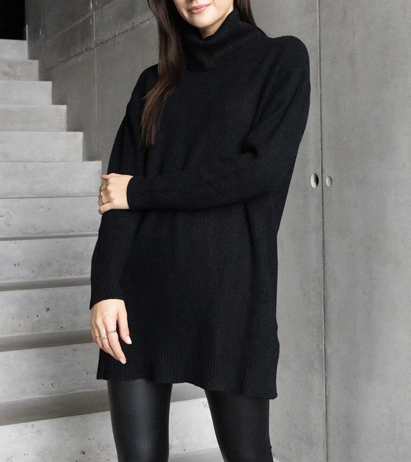 Dlhý čierny mäkký sveter s rolákom Kali