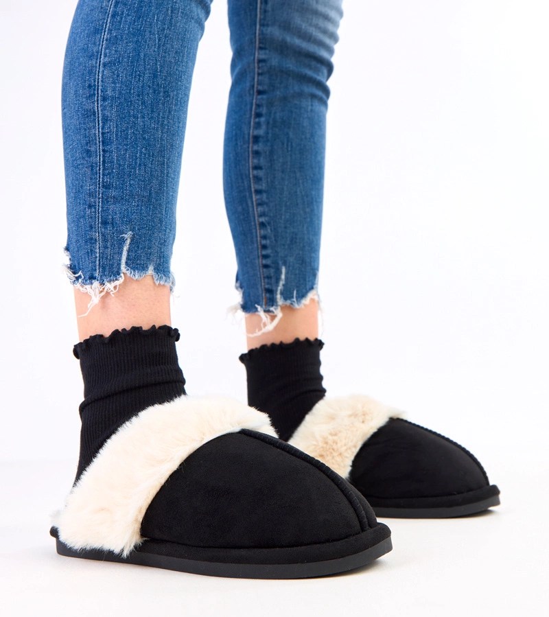 Čierne papuče so svetlou kožušinou Helison