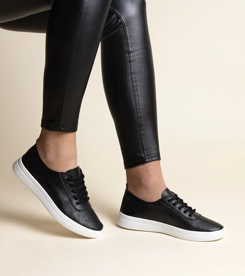 Čierne tenisky z ekokože Whitley