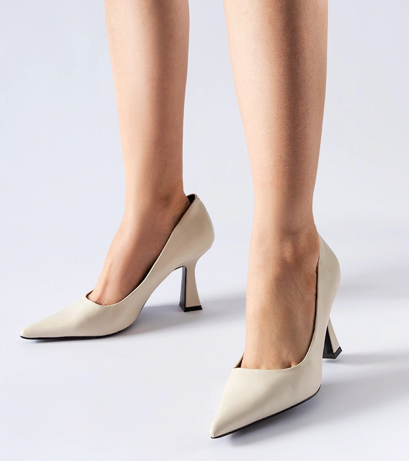 Béžové topánky na asymetrickom opätku Tore