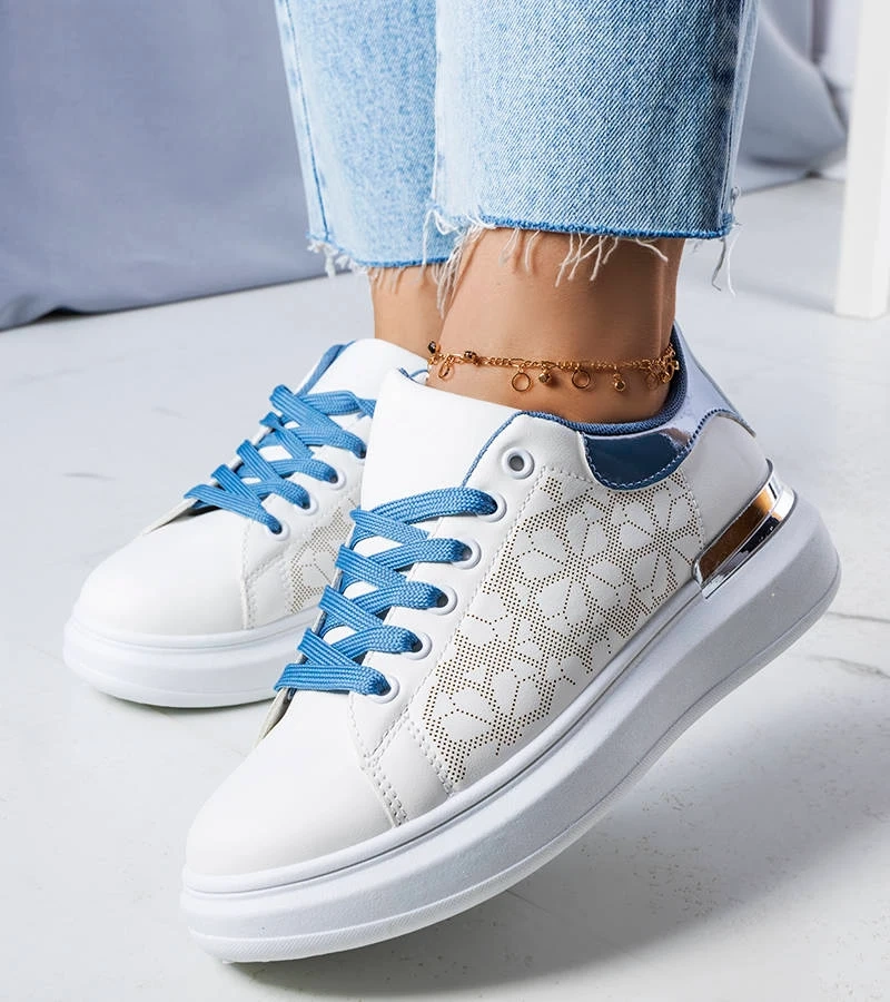 Biele a modré topánky zdobené perforáciou Erin