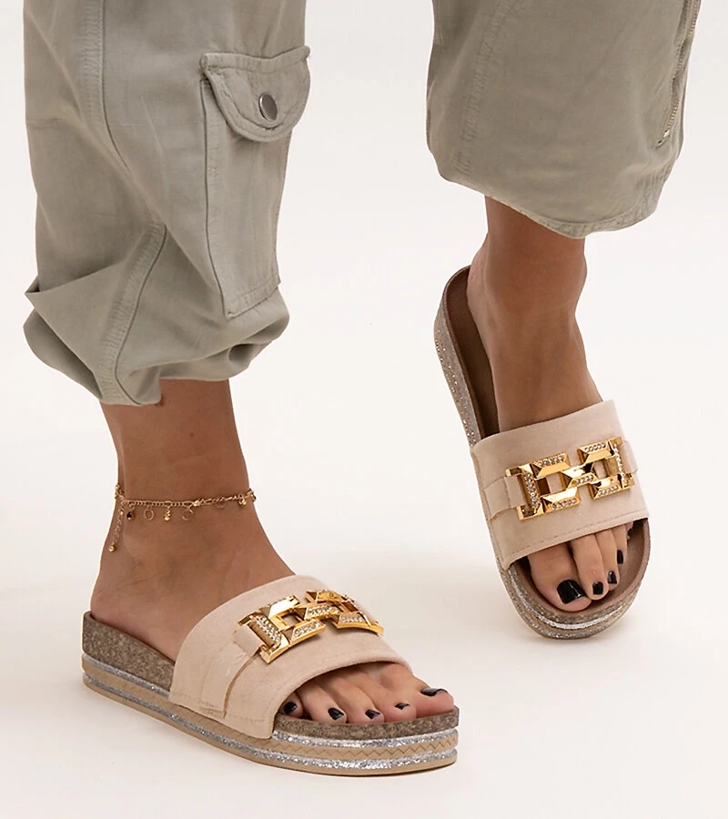 Bežové šľapky s lesklou sponkou Niamh