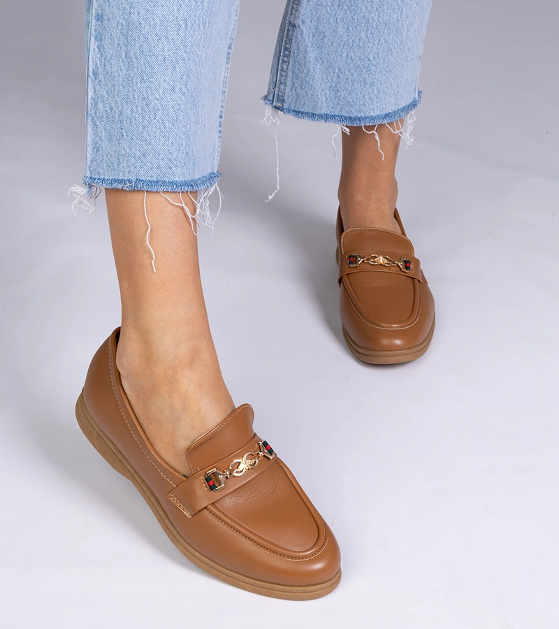 Tmavohnedé mokasíny so zlatou ozdobou Feola