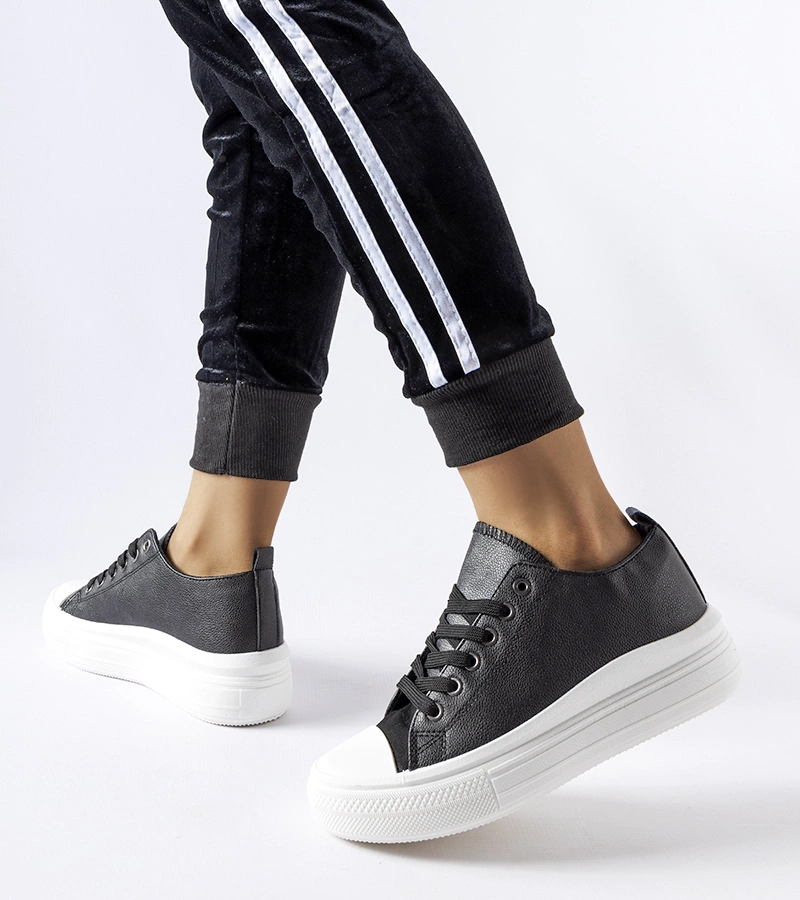 Osobité čierne tenisky na platforme