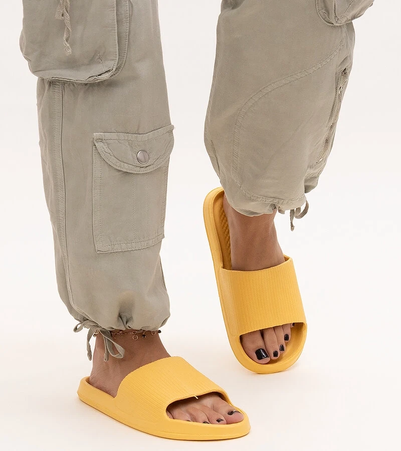 Žlté penové šľapky Menta