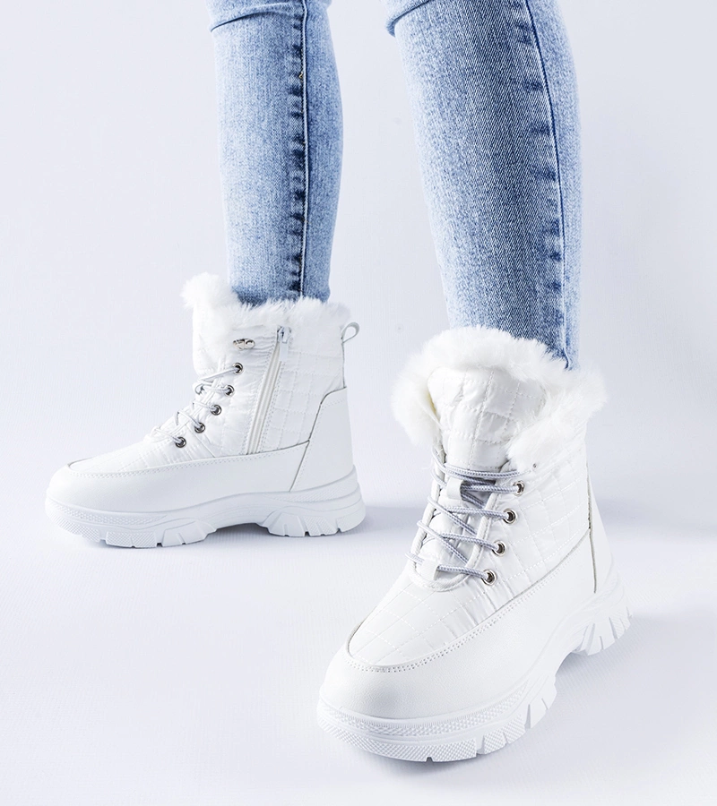 Biela zateplená snehule na platforme Dwayn